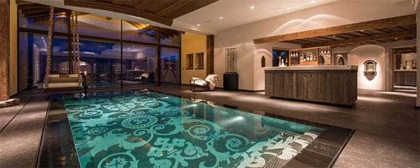 Im geschlossenen Zustand ist der Poolbereich ein großer Raum, der als Lounge, Entertainment- oder Partyraum dient. Wenn die Party zu heiß wird, fährt der Mosaikboden auf Knopfdruck nach unten und das Wasser strömt durch Schlitze nach oben.