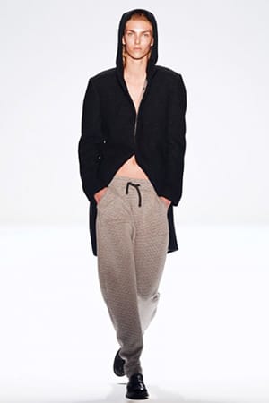 Fashionweek-Neuling Marc Stone präsentierte eine sportlich elegante Kollektion. Melierte Wolle bei Pullovern und elegante Mäntel mit Kapuze vermitteln eine neue Leichtigkeit.