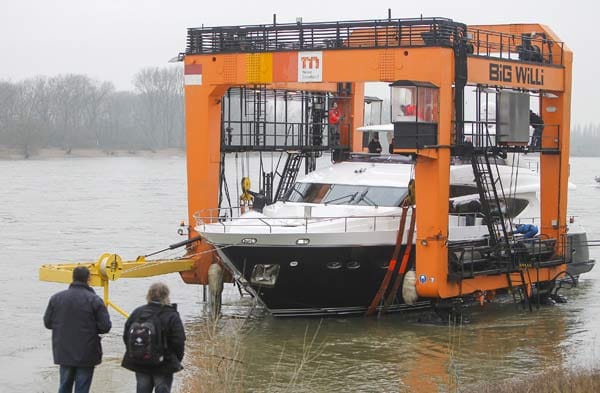 Die meisten davon sind bereits vor Wochen auf dem Wasserweg nach Düsseldorf gereist, um dort mit Hilfe vom Schwerlastlift „Big Willi“ aus dem Rhein gehievt zu werden.