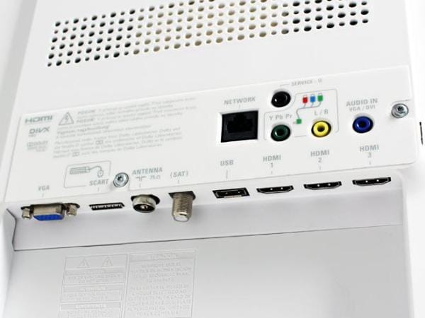 Auf der Rückseite sind HDMI-Eingänge sowie VGA- und Ethernet-Anschluss.