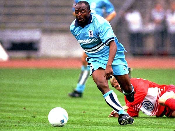 Im Jahr 1996 passiert Abédi Pelé ein unglaubliches Missgeschick. In dem Glauben, beim großen FC Bayern München anzuheuern, unterschreibt Afrikas Fußballer des Jahres einen Zweijahres-Vertrag. Allerdings ist sein neuer Klub nicht der Rekordmeister, sondern Stadtrivale 1860.