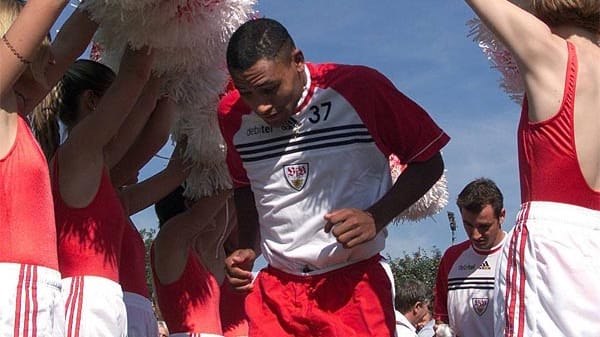 1999 freut man sich beim VfB Stuttgart über einen brasilianischen Neuzugang. 3,5 Millionen Mark blättert der VfB für den Spieler hin. Nach Wochen dann die Ernüchterung: Ärzte stellen fest, dass Didi Sportinvalide ist. Er hat kein Kreuzband mehr.