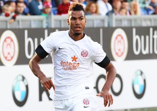 Nach zähem Ringen sind sich die Vereine endlich einig, der Wintertransfer von Eric-Maxim Choupo-Moting vom Hamburger SV zum 1. FC Köln ist in trockenen Tüchern. Doch dann streikt das Fax-Gerät. Der unterschriebene Kontrakt kommt Minuten zu spät bei der DFL an, die Frist ist verstrichen, der Deal geplatzt.