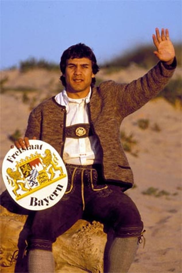 Kaum ein anderer hat den FC Bayern jemals so an der Nase herumgeführt wie Rabah Madjer. Erst sorgt der Algerier mit seinem Hackentor 1987 für Porto für eine bittere Niederlage des FCB im Landesmeister-Finale, dann gibt er sich 1988 als Neuzugang in München aus. Doch statt an die Isar wechselt er zum FC Valencia.