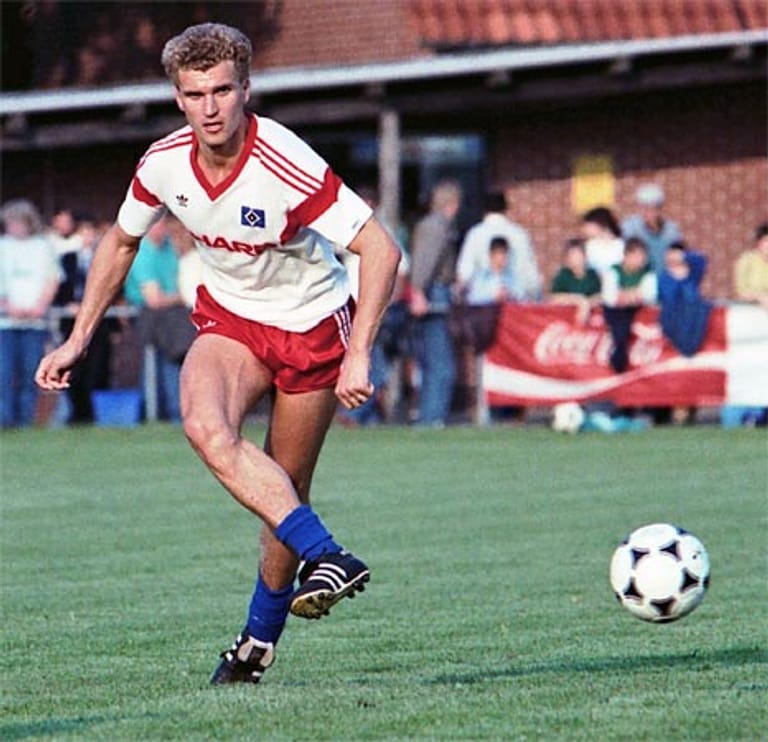 Im Jahr 1989 gibt es schon einmal eine Fax-Panne. Leidtragende damals: Eintracht Frankfurt und Thomas von Heesen. Die Hessen wollen den Spielmacher vom HSV verpflichten, doch das Fax landet fünf Minuten zu spät in der DFB-Zentrale. Der Wechsel kommt nicht zustande.