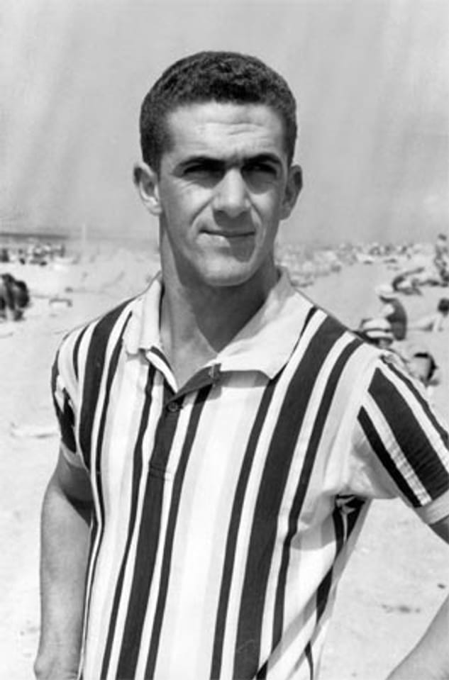 Zézé ist der erste Brasilianer in der Bundesliga. 1964 vom 1. FC Köln verpflichtet, hält er es jedoch nicht lange in Deutschland aus. Nach fünf Spielen lasst er sich wegen einer Schneeallergie krankschreiben und verzieht sich in wärmere Gefilde.