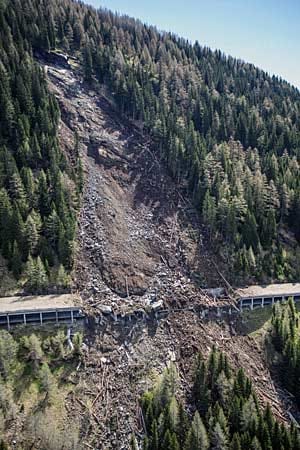 In Ost-Tirol haben von einer Lawine bewegte 35.000 Kubikmeter Steine und Erdreich Teile der Felbertauernstraße zerstört und möglicherweise ein Auto mit zwei Insassen verschüttet.