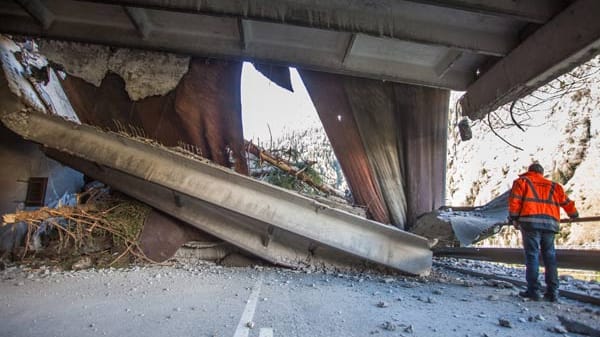 Noch gibt es keine Vermisstenmeldung, und wegen der Gefahr weiterer Steinschläge ist es zu riskant, Suchtrupps einzusetzen. Sicher ist aber, dass die wichtige Nord-Süd-Verbindung auch über Pfingsten gesperrt sein wird.