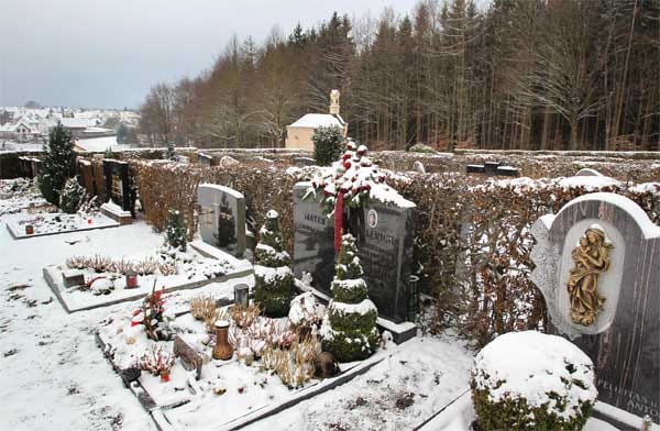 Dieses Foto zeigt das Grab des am 9. Oktober 1991 an Herzversagen verstorbenen Sängers auf dem Friedhof von Bobingen bei Augsburg.