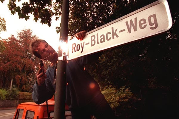Zu seinem 5. Todestag wurde in seiner Heimatstadt Augsburg ein Rad- und Gehweg nach Roy Black benannt. Die Schilder wurden festgeschweißt, damit sie von den Fans nicht gestohlen werden können.