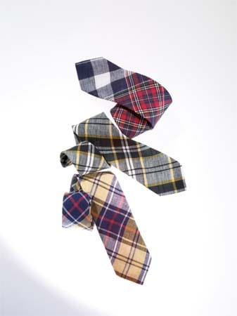 Wenn Sei keine Lust mehr auf auf das gewöhnliche Button-Down Hemd oder den Kentkragen haben, legen Sie sich ein Hemd mit Tabkragen zu und kombinieren Sie dazu eine modische Krawatte mit großen Karos. Die passende Auswahl finden Sie in unserem Online-Shop.
