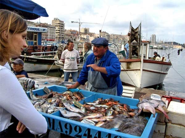 Auf dem Fischmarkt am Alten Hafen findet jeder Liebhaber schmackhafter Meerestiere etwas passendes.