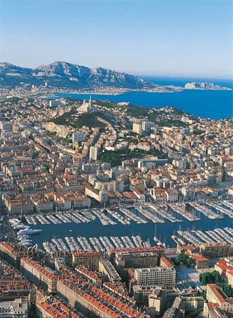 "Von dort oben kann man sehen, wie riesig Marseille ist", so Bercier. Man blickt hinab auf den Alten Hafen, den Vieux Port, mit den beiden wuchtigen Forts St. Jean und St. Nicholas an der Hafeneinfahrt.