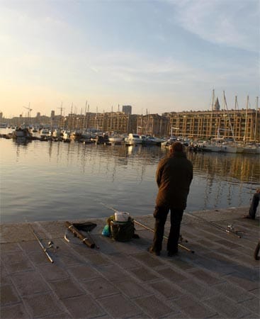 Das Meer in Marseille ist so sauber, dass man sogar mitten in der Stadt angeln kann.