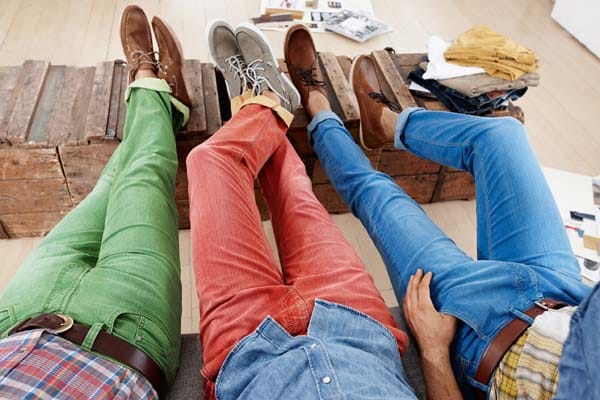Der Gürtel sollte im besten Fall zu den Schuhen passen. Und selbst wenn Sie Jeans tragen, werten Sie sie durch einen hochwertigen Gürtel auf. Der Gürtel hat noch einen weiteren Vorteil: Ihr Erscheinungsbild wird durch den Gürtel proportional richtig unterteilt.