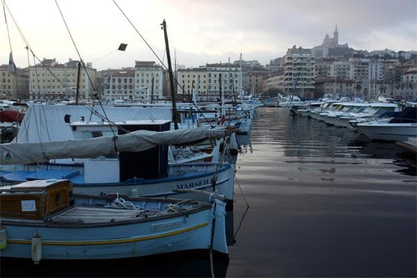 Die Fischerboote am Alten Hafen und das Wahrzeichen der Stadt, die Kirche Notre Dame de la Garde. Marseille ist extrem vielseitig.