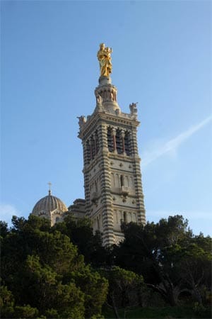 Einen Stadtrundgang sollte man ganz oben beginnen, sagt die Fremdenführerin Josiane Bercier. Oben, am höchsten Punkt der Stadt, einem 147 Meter hohen Kalkfelsen, überblickt die Kirche "Notre Dame de la Garde" Marseille.