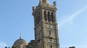 Einen Stadtrundgang sollte man ganz oben beginnen, sagt die Fremdenführerin Josiane Bercier. Oben, am höchsten Punkt der Stadt, einem 147 Meter hohen Kalkfelsen, überblickt die Kirche "Notre Dame de la Garde" Marseille.