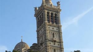 Einen Stadtrundgang sollte man ganz oben beginnen, sagt die Fremdenführerin Josiane Bercier. Oben, am höchsten Punkt der Stadt, einem 147 Meter hohen Kalkfelsen, überblickt die Kirche "Notre Dame de la Garde" Marseille.