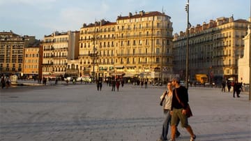 Keine perfekte Schönheit, aber eine Stadt mit Flair: Die europäische Kulturhauptstadt Marseille hat sich herausgeputzt. Am Quai des Belges am Alten Hafen kann bereits jetzt wunderbar flanieren.