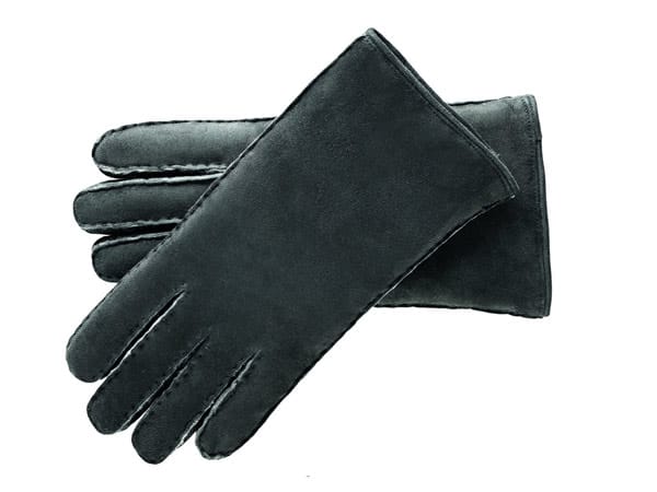Gute Handschuhe sollten aus Leder sein. Sie schützen gut vor Kälte und wirken besonders männlich. Verschiedene Modelle finden Sie auch in unserem Online-Shop.