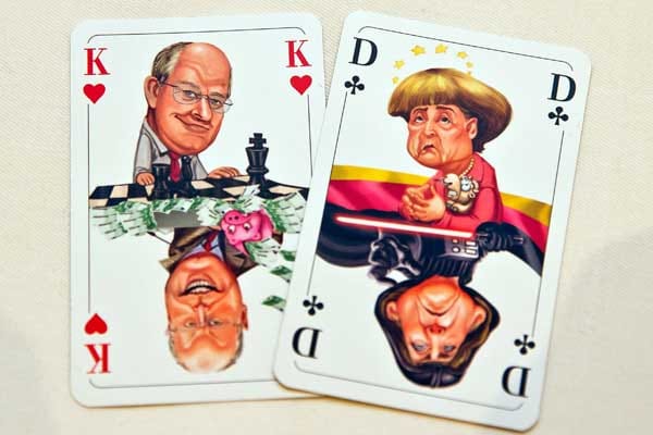 Zielgruppe Männerabend? Die Karikaturen vom SPD-Kandidaten für die kommenden Bundestagswahlen, Peer Steinbrück, und von Bundeskanzlerin Angela Merkel sind auf zwei Karten aus einem Politiker-Kartenspiel des Herstellers Amigo zu sehen.