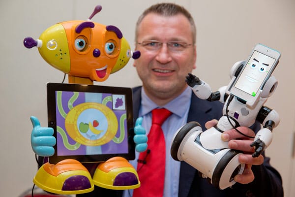 Der Geschäftsführer des Spielwaren-Fachverbands idee+spiel, Andreas Schäfer, präsentiert die Roboter "Botzee" (l) und "RoboMe" des Spielwaren-Herstellers Sablon.