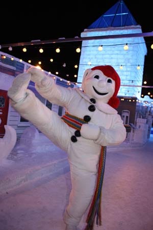 Québec in Kanada trumpft vom 1. bis 17. Februar 2013 mit dem größten Winterkarneval der Welt auf. Die Veranstaltung ist geprägt von Nachtparaden, spektakulären Sportveranstaltungen und Konzerten. Höhepunkt ist das dreiwöchige internationale Eisskulpturenfestival. Maskottchen des sportlichen und kulturellen Festivals ist ein Schneemann namens "Bonhomme Carnaval".