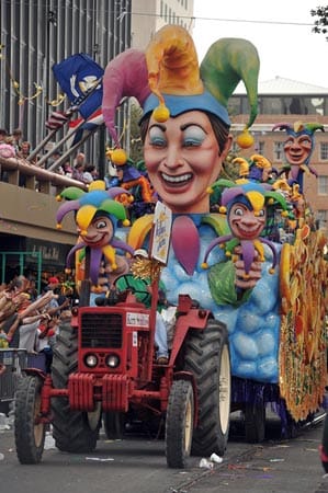 New Orleans ist die Hochburg des Mardi Gras. Besonderheit hier: Nicht nur Süßigkeiten werden in die Zuschauermenge geworfen, sondern vor allem Perlenketten, mit denen sich jeder Feiernde schmücken kann. Die Festlichkeiten finden vom 6. Januar bis zum 12. Februar 2013 statt.