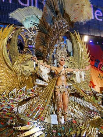 Auf der spanischen Insel Teneriffa findet in der Hauptstadt Santa Cruz eine der bekanntesten Faschingsfeiern Spaniens statt. Der Karneval auf Teneriffa gilt als der "Brasilianische Karneval" in Spanien. Höhepunkt ist ein Umzug aller Karnevals-Königinnen und prämierter Prachtwagen.