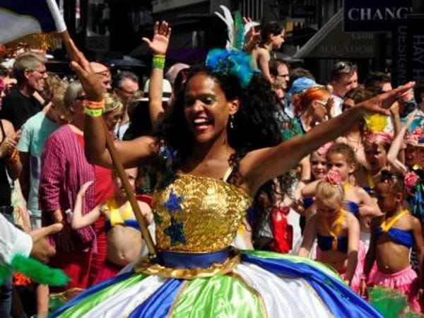 Brasiliens größte Karnevalshochburgen sind Rio de Janeiro, Salvador da Bahia und Olinds- Recife. Der Karneval in Rio de Janeiro ist dabei der weltweit bekannteste. Die vielfarbige Parade der Sambaschulen lockt jedes Jahr Millionen von Besuchern in und rund um das Sambadrom. Jede Sambaschule wählt jährlich ein Thema, nach welchem sie ihren Wagen dekoriert und ihre Kostüme und Tänze abstimmt. Wild und farbenfroh wird unterhalb des Zuckerhuts vom 8. bis 13. Februar 2013 gefeiert.