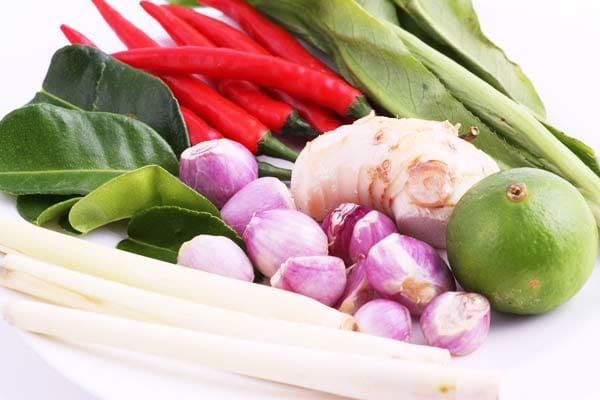 In der vietnamesischen Küche kommen zahlreiche frische Zutaten wie Limetten, Chillis, Thai-Basilikum, Knoblauch und Ingwer zum Einsatz. Dadurch ist sie besonders gesund, schmeckt frisch und lecker.