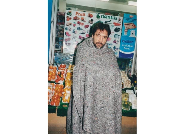 Wie ein Obdachloser vor einem Supermarkt: In eine dicke Decke gehüllt ist der spanische Schauspieler Javier Bardem kaum wiederzuerkennen.