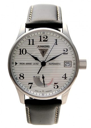 Diese Uhr von Junkers erinnert an die alte Tante Ju. Zu haben ist dieses Automatikmodell mit Edelstahlgehäuse und Lederband mit Dornschließe für 979 Euro.