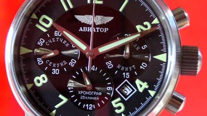 Ein enorm schönes Stück mit skurrilem Gadget: Die 24-Stunden-Anzeige der Poljot Aviator Safir II hilft, falls es mal wieder länger wird im Büro und Tag und Nacht verschwimmen. Der Fliegerchronograf mit Edelstahlgehäuse und Saphirglas kostet 485 Euro.