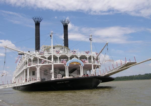 Die "American Queen" ist der größte Schaufelraddampfer der Welt. Eine Fahrt mit ihr auf dem Mississippi ist wie eine Zeitreise - fast so als würde Huckleberry Finn hinter der nächsten Kurve auftauchen.