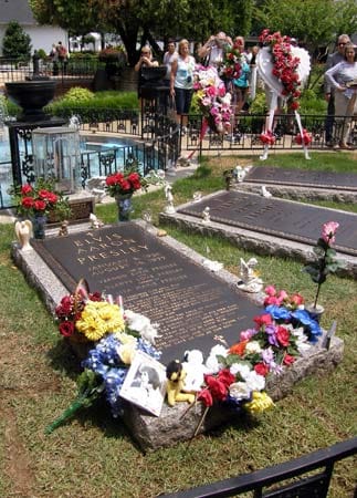 Hier das Grab von Elvis Presley in Graceland.