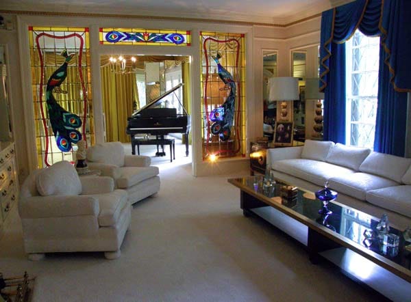 Ein Stopp im Zuhause von Elvis darf da natürlich nicht fehlen: hier das Wohnzimmer des King of Rock'n'Roll in Graceland.