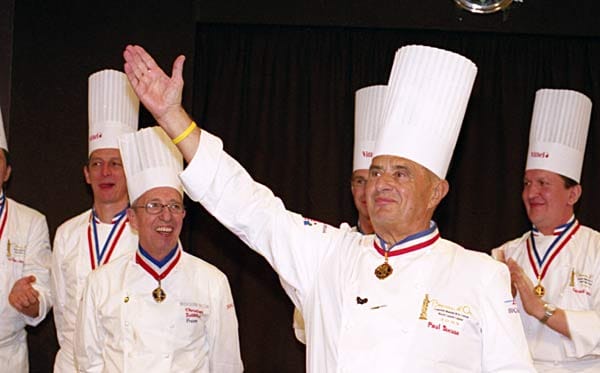 "Früher, in den Siebzigern, war alles schwieriger: Damals hatten wir keine Möglichkeit, bei großen Köchen in Frankreich zu lernen, da es genug eigenen Nachwuchs gab. Also sind mein Bruder und ich immer wieder zu den großen Küchen wie Paul Bocuse oder Alain Ducasse zum Essen gereist, um uns weiterzubilden". Auf dem Bild sehen wir Gourmetkoch Paul Bocuse (in der Mitte) während der Weltmeisterschaft der Gourmetköche 2005 in Lyon.