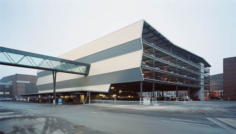 Sein ganz persönliches Denkmal hat sich der Stahlkonzern Voest Alpine AG gesetzt. Das Tragwerk der fünfgeschossigen Garage mitten im Stadtgebiet des österreichischen Linz besteht aus unverkleideten Stahlträgern. Auf diese Weise macht das Unternehmen praktisch Werbung für die firmeneigenen Produkte.