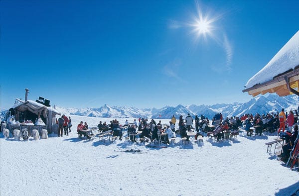 In der Après-Ski Bar "Schneekar" in Mayrhofen-Hippach können sich die Gäste nach dem Spaß auf den Pisten entspannen.