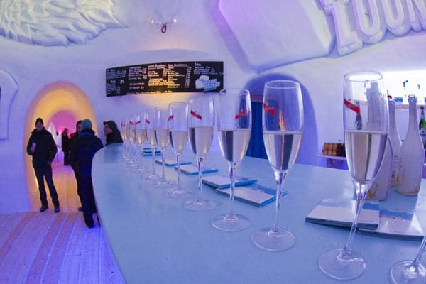 In der "White Lounge" in Mayrhofen kann man auf 2000 Meter Höhe in Iglus übernachten. Damit einem dabei nicht kalt wird, gibt's vorher ein Gläschen Champagner an der Bar.