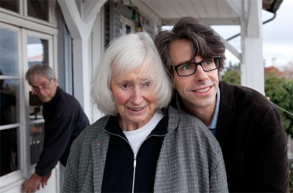 Margarete "Gretel" Sieveking und ihr Sohn, der Dokumentarfilmer David Sieveking. Im Hintergrund ist der Ehemann Malte zu sehen.