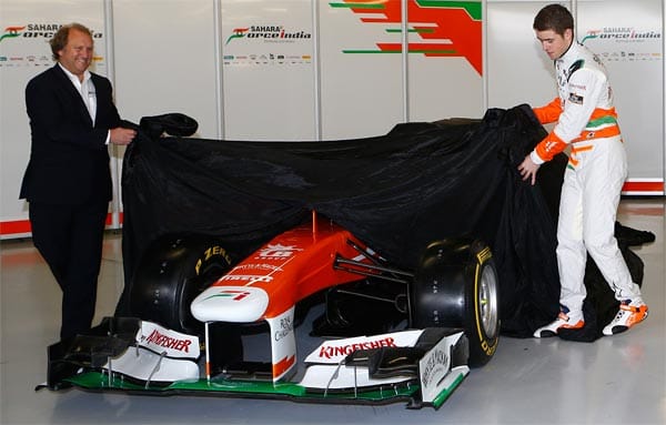 Force-India-Stammfahrer Paul di Resta (re.) und der Stellvertretender Teamchef Bob Fernley stellen das neue Formel-1-Auto vor.