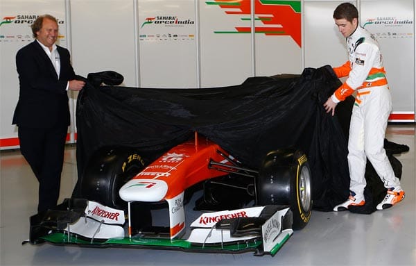 Force-India-Stammfahrer Paul di Resta (re.) und der Stellvertretender Teamchef Bob Fernley stellen das neue Formel-1-Auto vor. Force-India-Stammfahrer Paul di Resta (re.) und der Stellvertretender Teamchef Bob Fernley stellen das neue Formel-1-Auto vor.