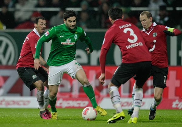 Hannover steht gegen Bremen enorm unter Druck. Hier versuchen mit Sergio Pinto (l.), Karim Haggui (2.v.r.) und Jan Schlaudraff gleich drei 96er Mehmet Ekici zu stoppen.