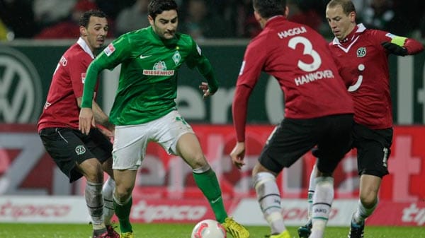 Hannover steht gegen Bremen enorm unter Druck. Hier versuchen mit Sergio Pinto (l.), Karim Haggui (2.v.r.) und Jan Schlaudraff gleich drei 96er Mehmet Ekici zu stoppen.