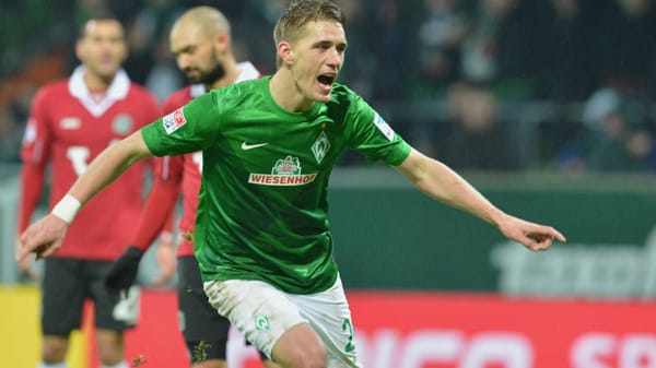 Lange bringt Werder die Kugel jedoch nicht über die Linie. Doch dann schlägt die Stunde von Nils Petersen, der eine späten Doppelpack zum Sieg schnürt.