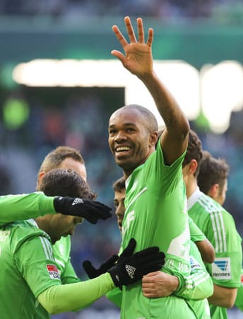 Nach dem Treffer von Abwehrrecke Naldo währt die Freude bei Wolfsburg nur kurz....