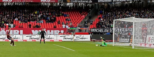 Gleich zu Beginn der Begegnung zwischen dem 1. FC Nürnberg und Borussia Mönchengladbach bekommen die Clubberer einen zweifelhaften Strafstoß zugesprochen. Timmy Simmons verwandelt souverän.